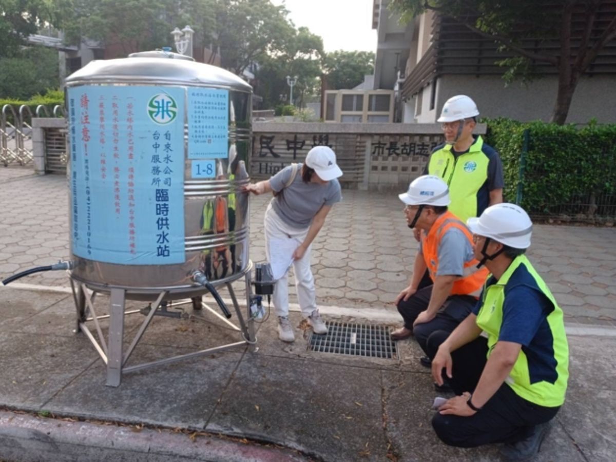 臨時供水站儲水桶設有液位計，即時回傳水位狀況