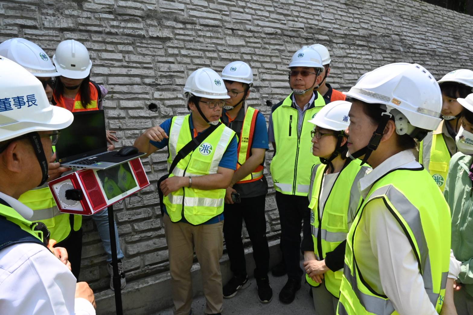 準總統蕭美琴與經濟部長王美花聽取台水人員講解用戶用水回報系統