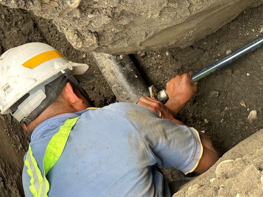施工人員辛勤施作延管工程配水管與用戶外線裝接作業
