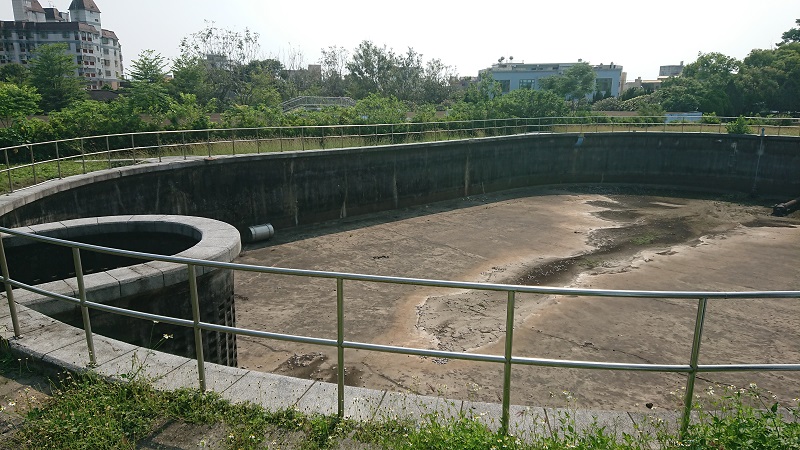 營運所內並排兩座橢圓形沉澱池，與他處多為方形沉澱池的造型不同