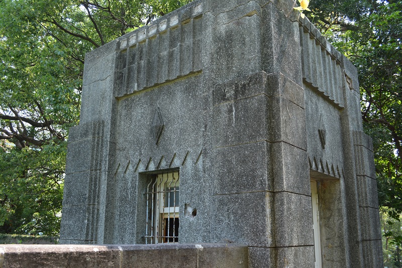 淨水池後方洗石子外牆及開模印花雕飾，富有裝飾主義(Art Deco)的味道