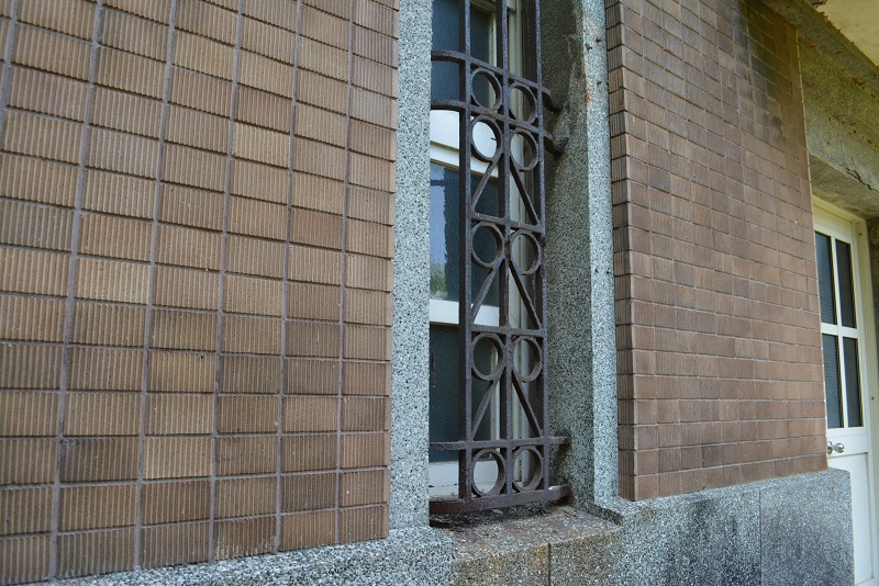 日式國際色磁磚搭配造型特殊的鐵窗花