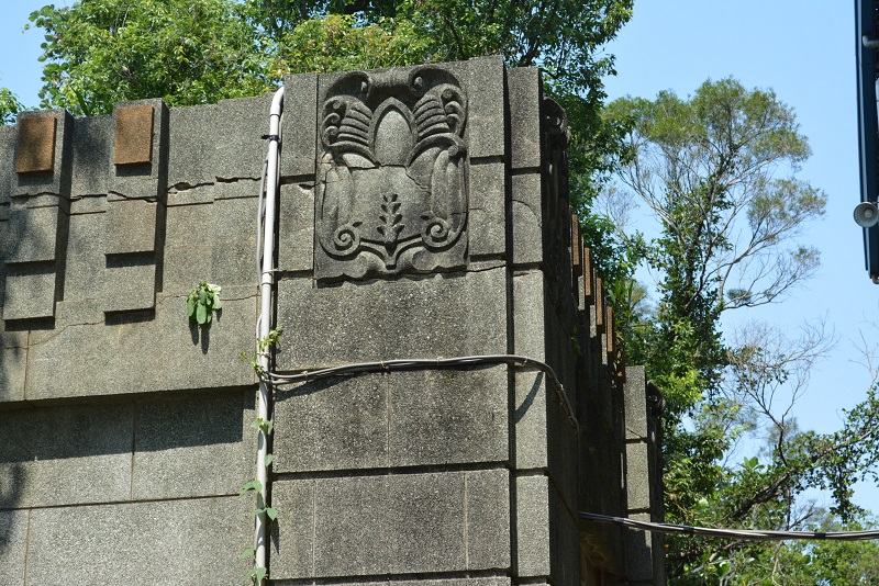 淨水池入口洗石子外牆及開模印花雕飾，富有裝飾主義(Art Deco)的味道