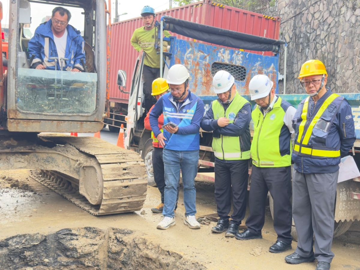 總經理至施工現場關心搶修進度