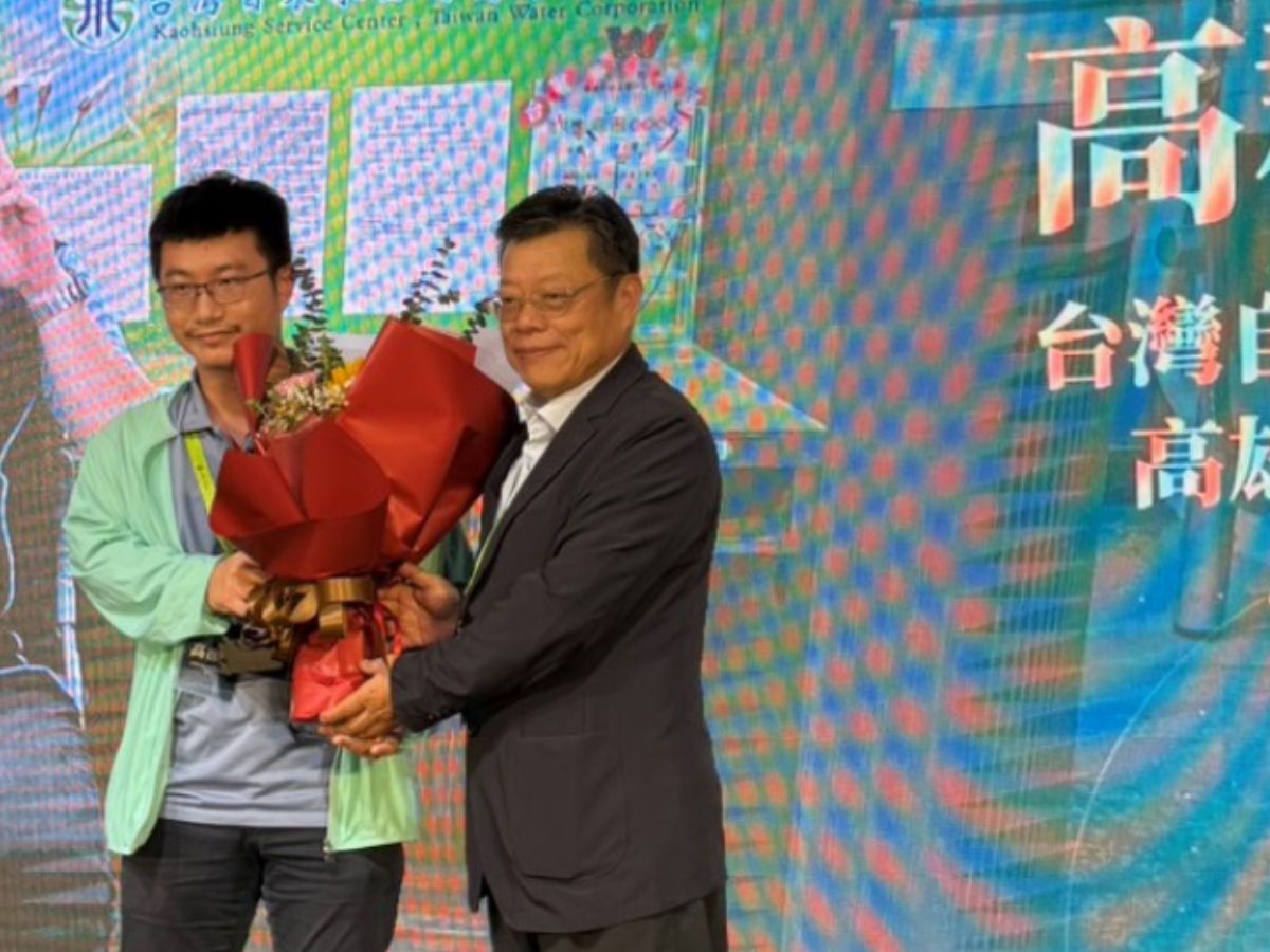 董事長頒獎並致贈花束予獲獎同仁-七區高郡甫營運士