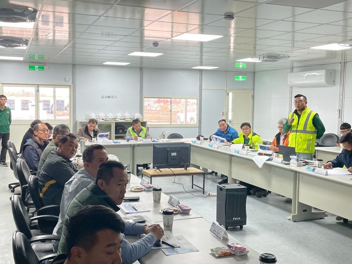 董事長聽取施工進度簡報