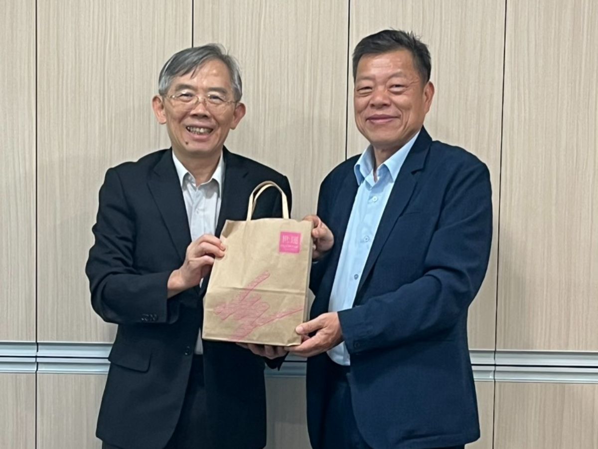 張院長致贈董事長紀念品