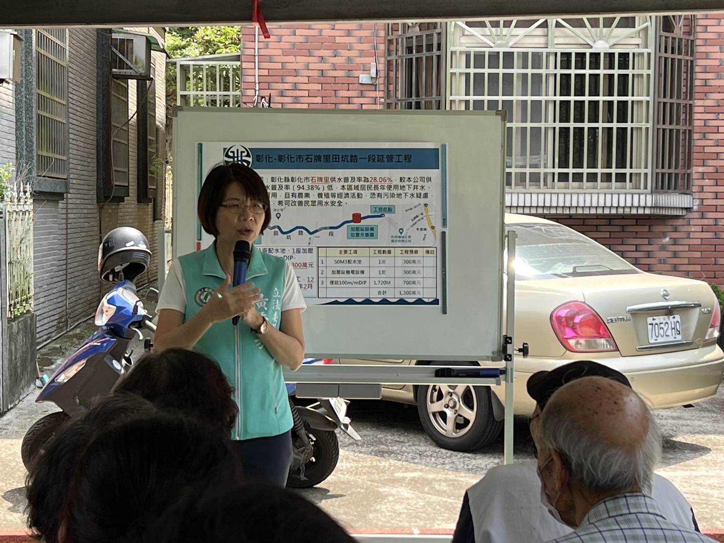 立法委員黃秀芳委員至現場與民眾說明「彰化市石牌里田坑路一段延管工程」內容,經費並已獲水利署核定