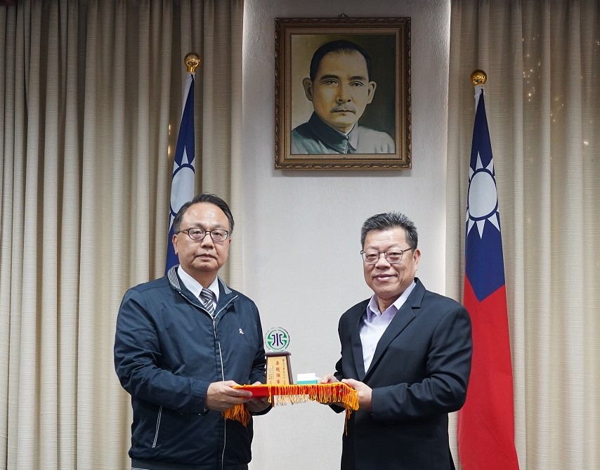 董事長頒發紀念獎牌予董書炎處長