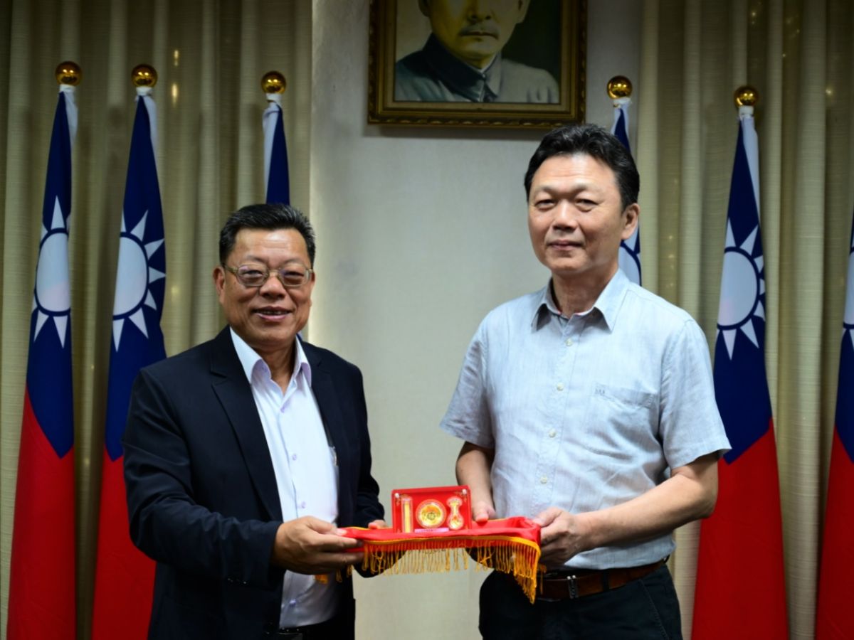 董事長頒贈穆副總經理退休紀念品