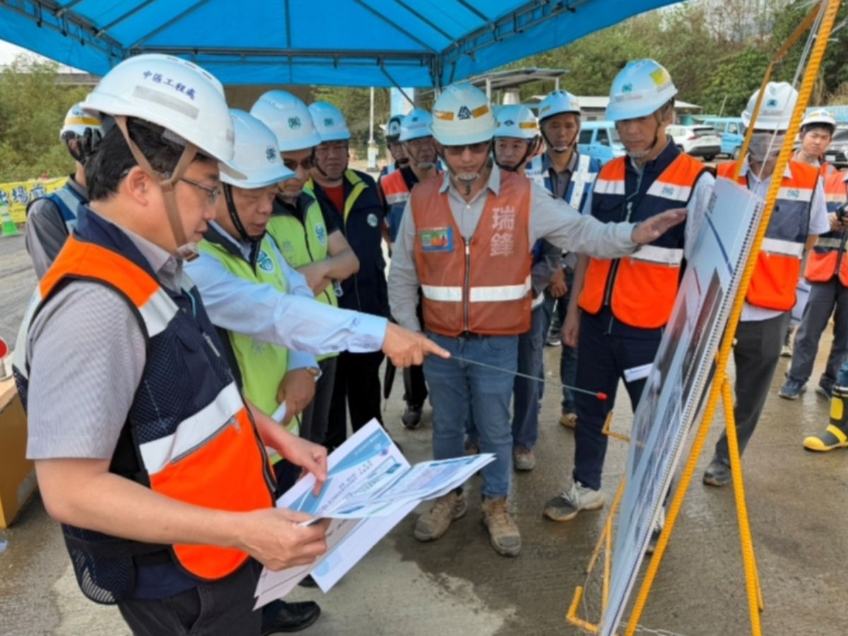 董事長聽取中工處蔡處長簡要說明現場施工情形