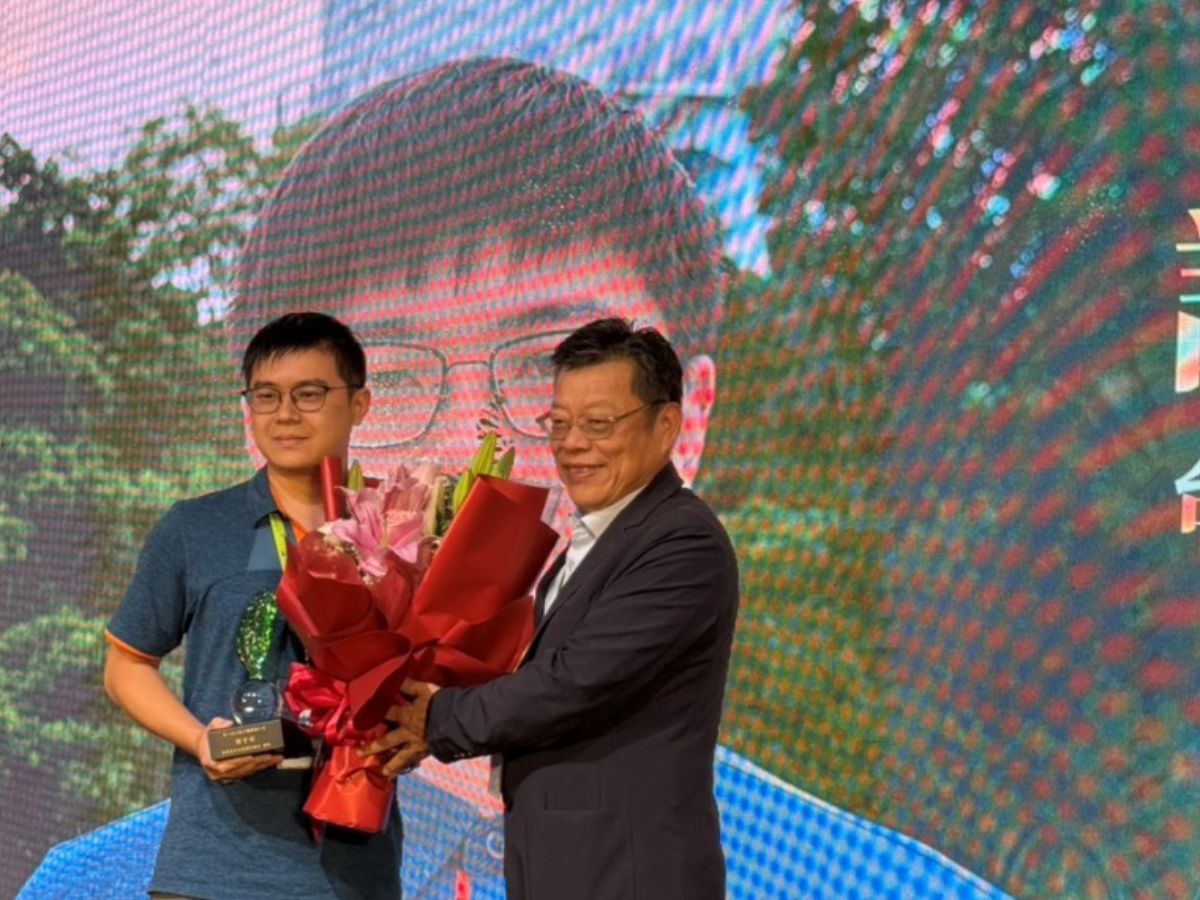董事長頒獎並致贈花束予獲獎同仁-屏東區謝中信技術士