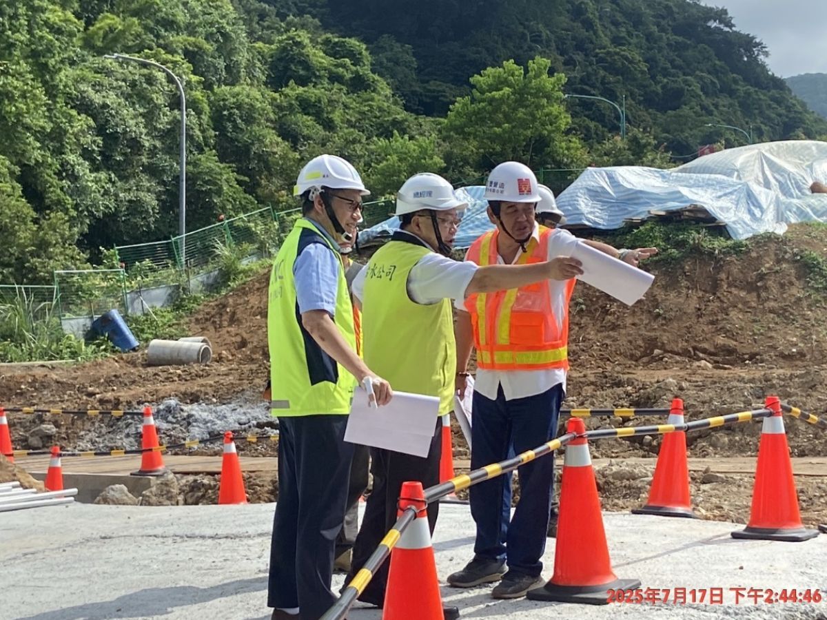 總經理指示施工團隊注意施工品質及作業安全