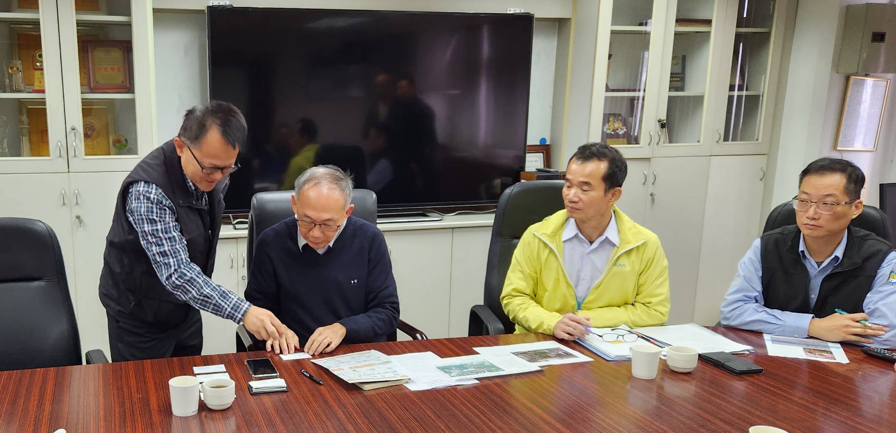陳廠長與台電人員意見交流.jpg