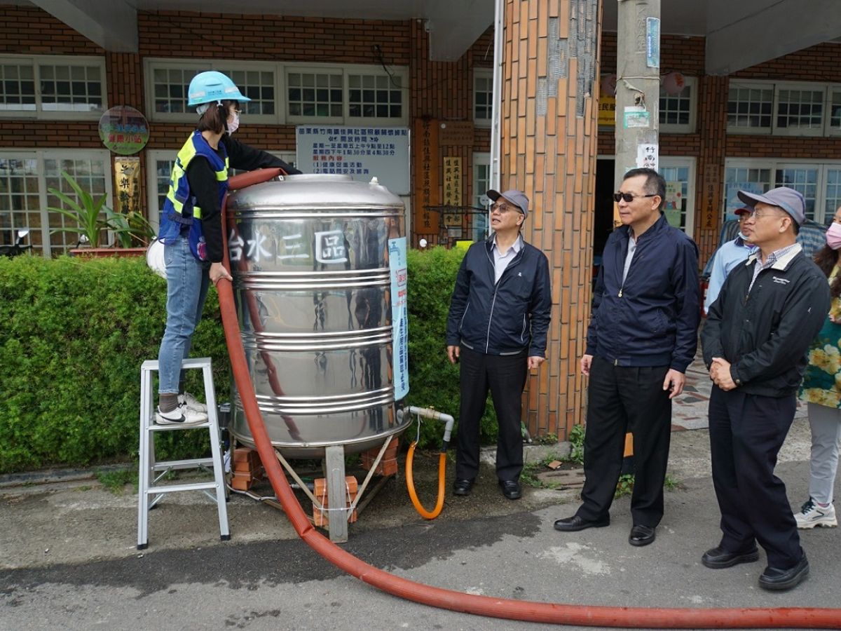 董事長(右2)督導竹南頭份所加水作業