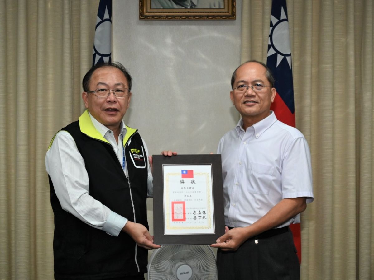 總經理頒發中區工程處榮獲經濟部112年公共工程優質獎獎狀