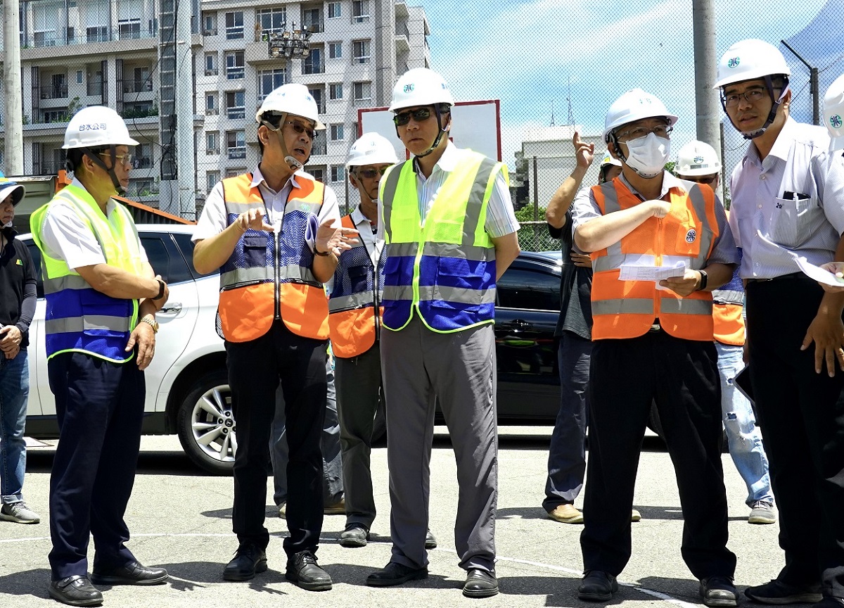 董事長(中)視察達麗J12工區聽取中工處王處長(左2)報告進度