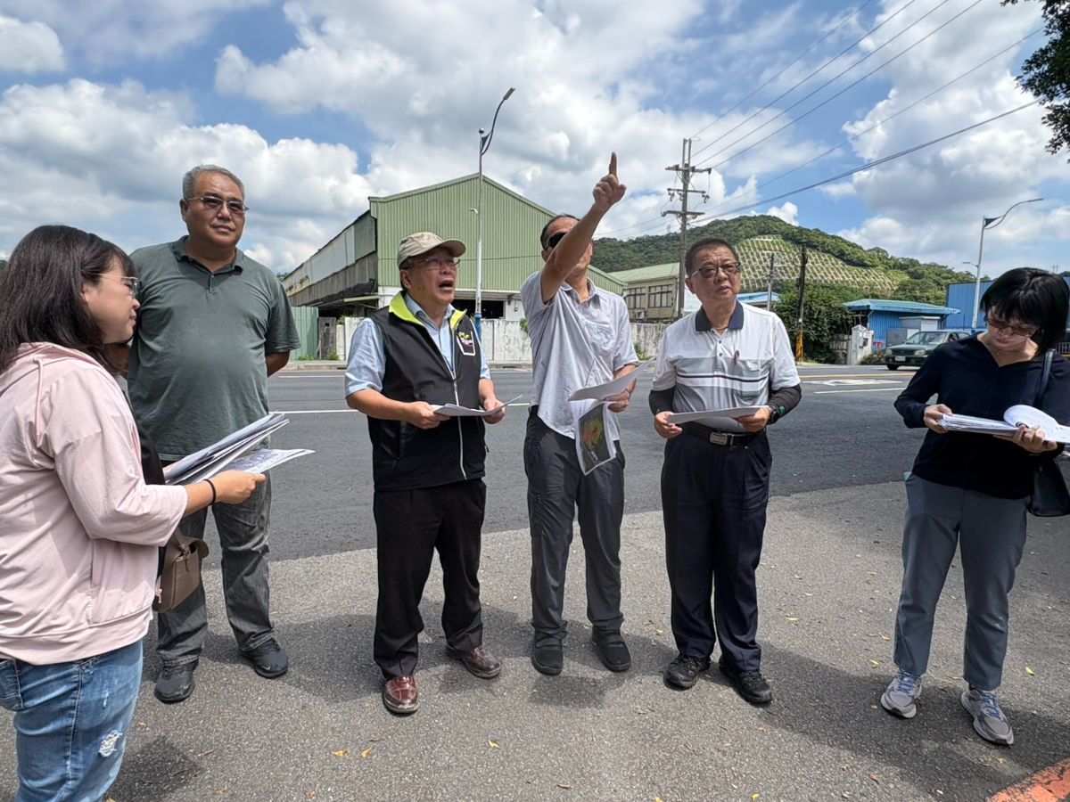 總經理聽取工務課潘課長評估簡報