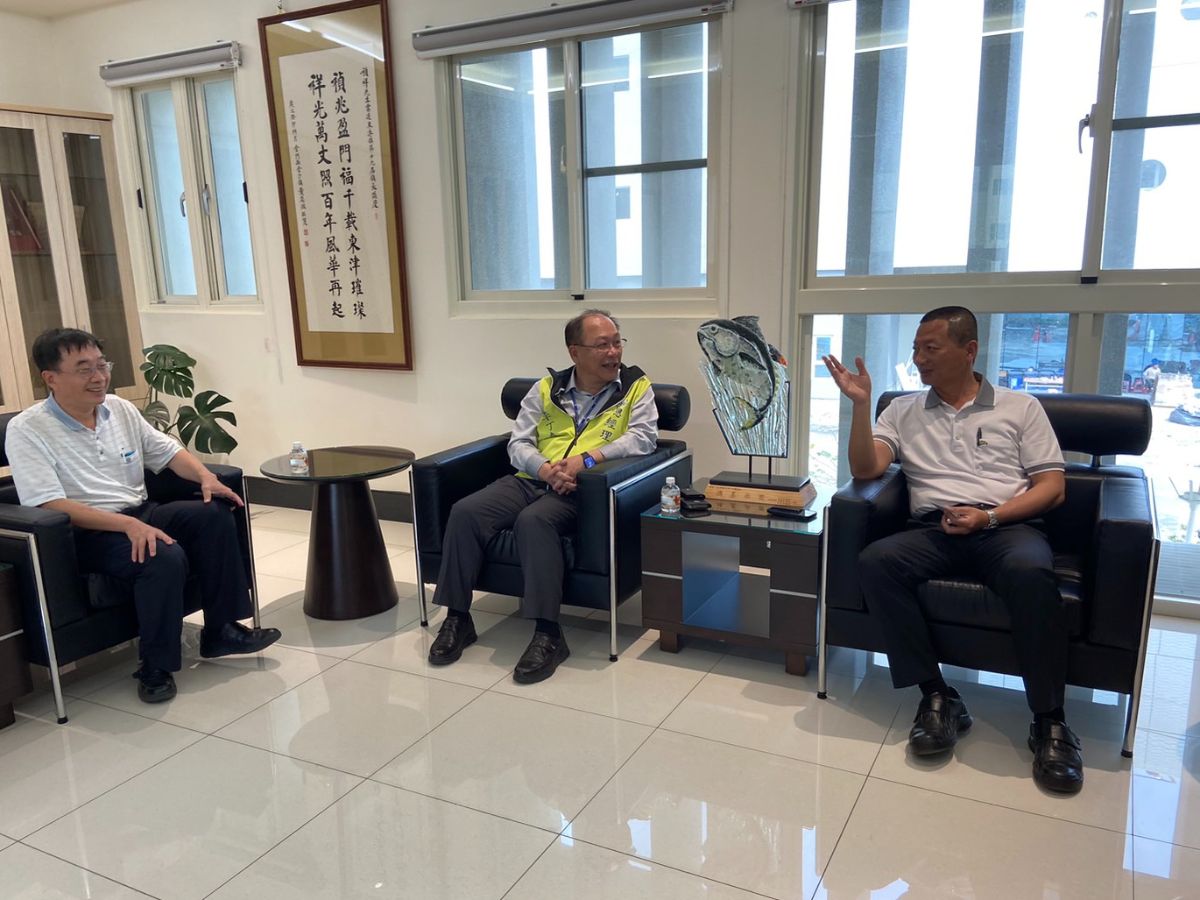 總經理拜會東港鎮黃鎮長(右一)