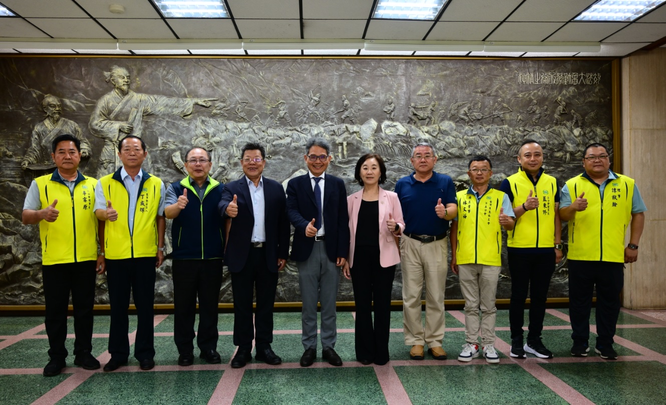 賴次長、董事長及總經理與工會同仁合影