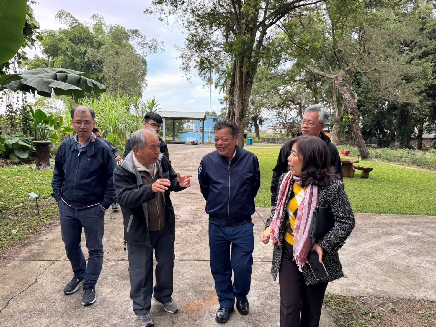 林試所傅前主任向董事長說明園區植栽復育