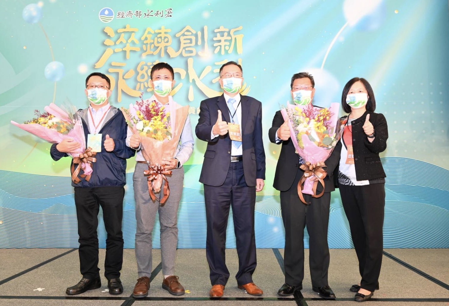 董事長、總經理及總經理夫人、工務處鄭副處長格浩及第十一區管理處工務課江課長英羣合影