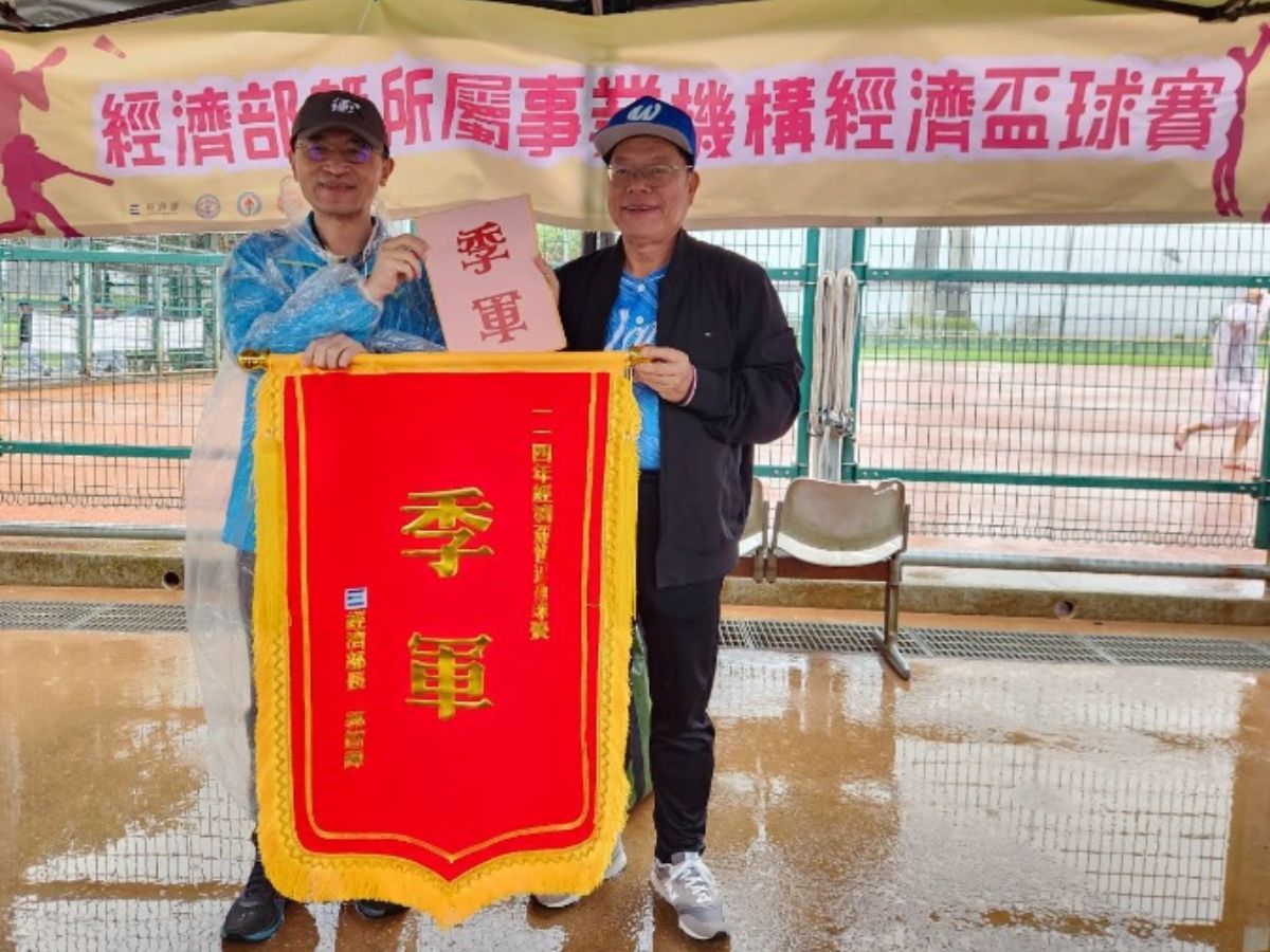 何次長頒贈季軍錦旗由董事長代表受獎