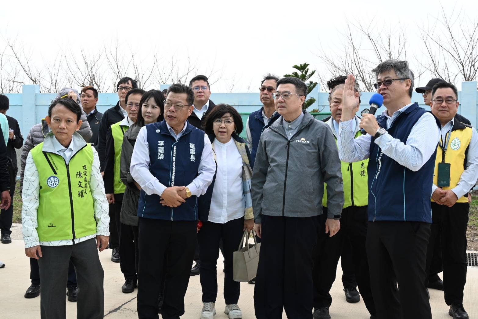 卓院長視察馬公海水淡化廠，由七區處林處長進行環境及設備解說