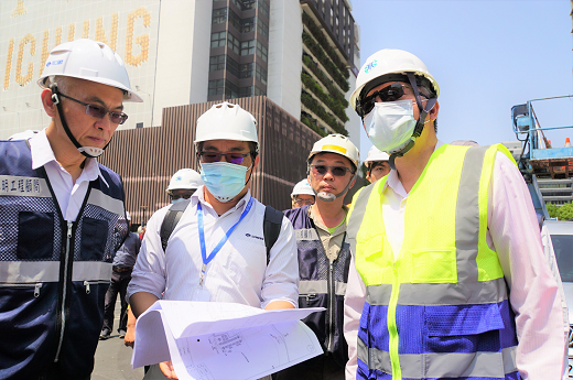 董事長(右)至勤美之森基地視察