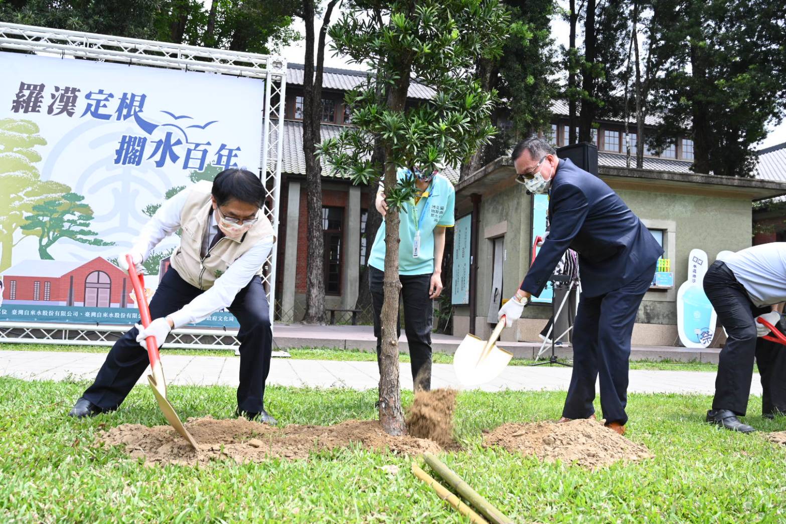 黃偉哲市長與胡董事長一同種植羅漢松幼株。