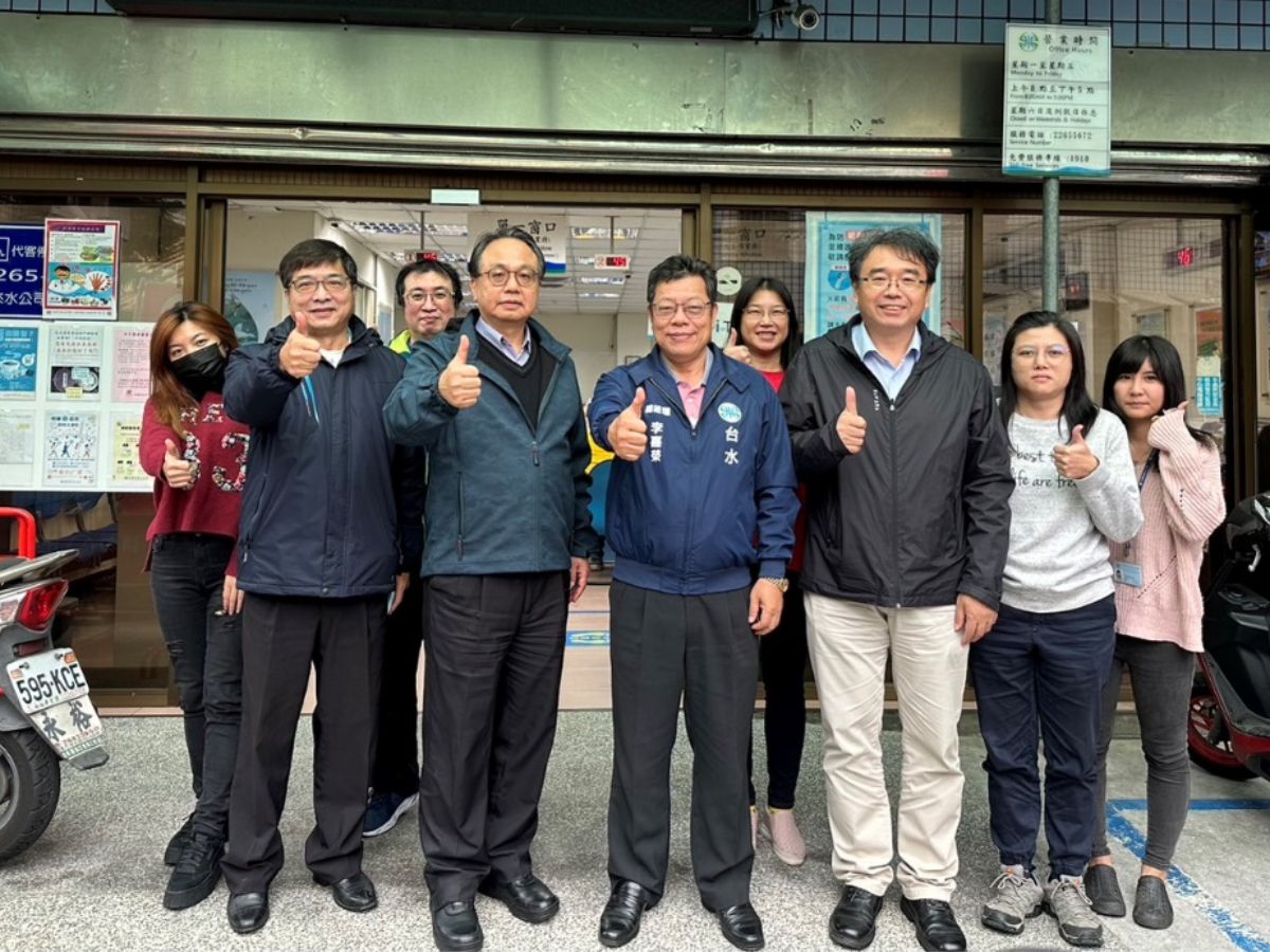 總經理與土城服務所同仁合影