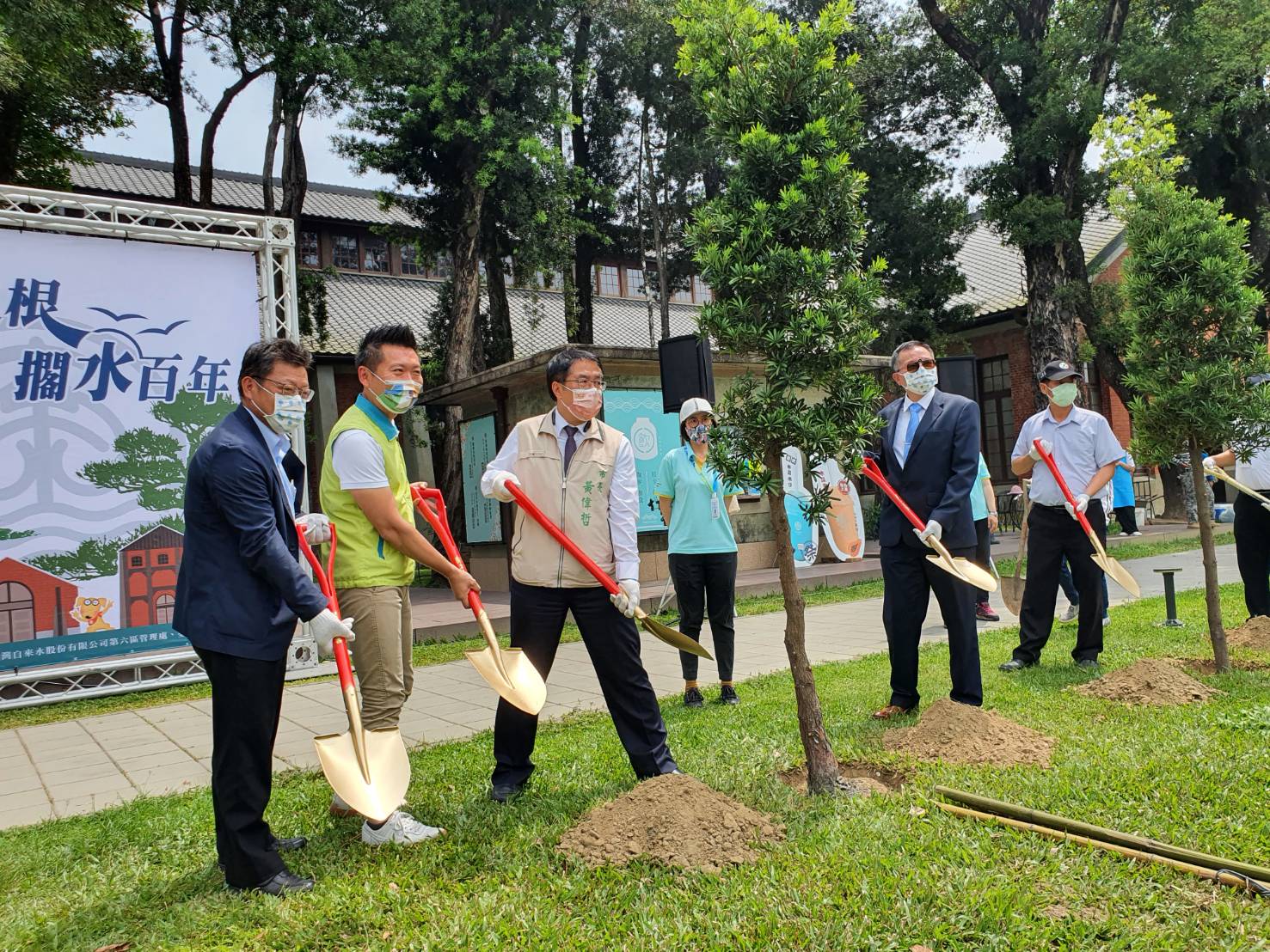 本公司胡董事長及李總經理參加台南市政府慶祝台南水道啟用１百週年活動。