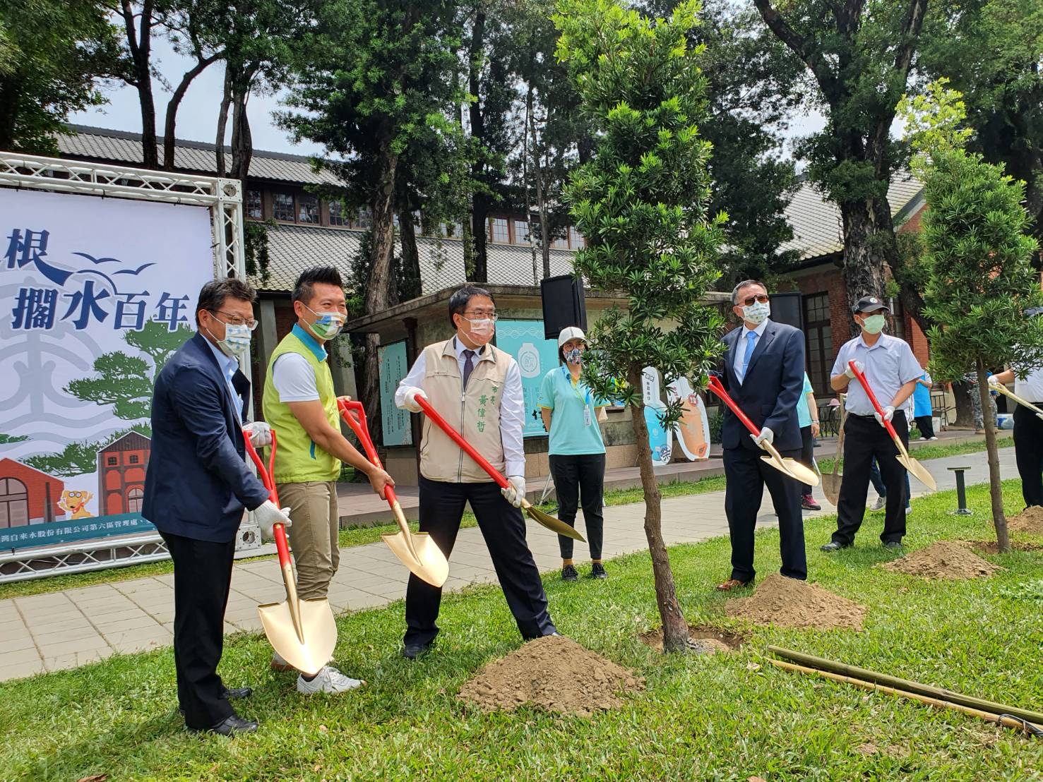 本公司胡董事長及李總經理參加台南市政府慶祝台南水道啟用1百週年活動。