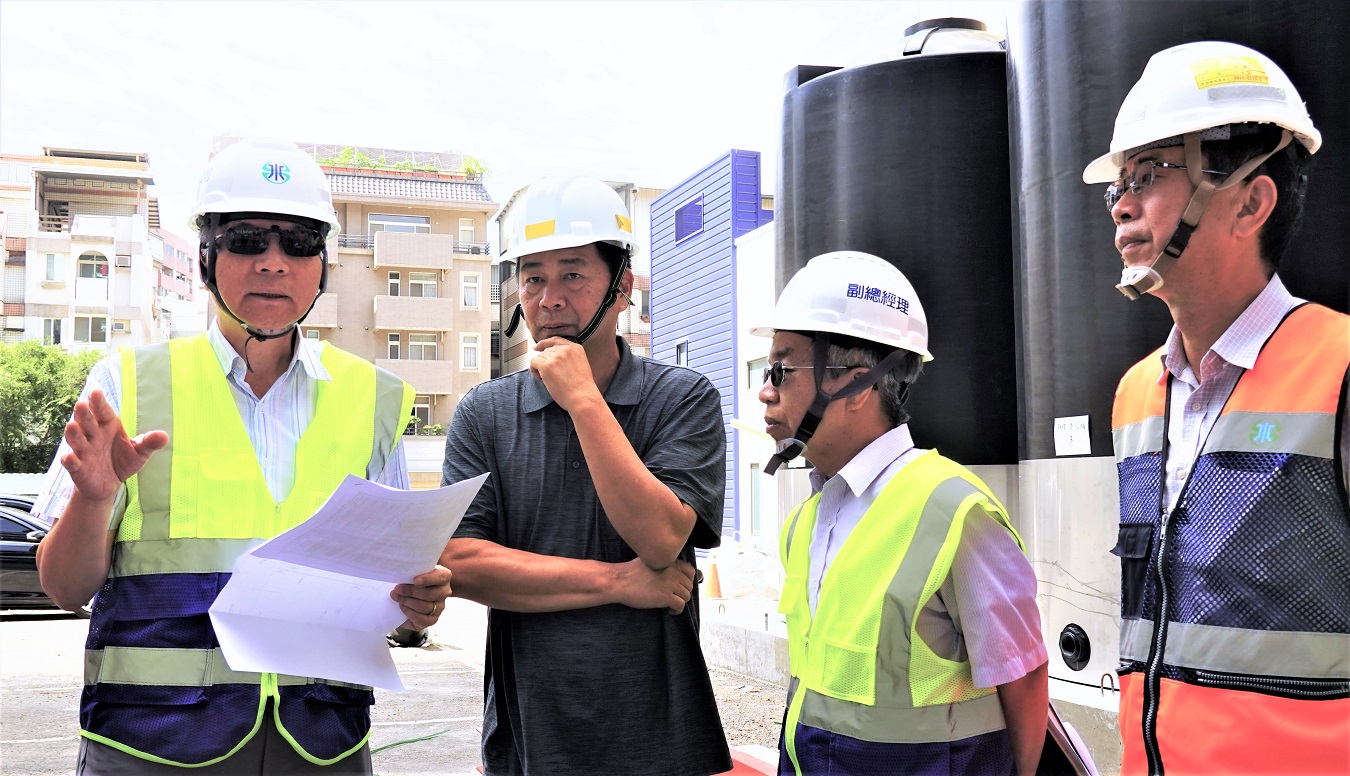董事長(左1)視察惠宇大其心工區