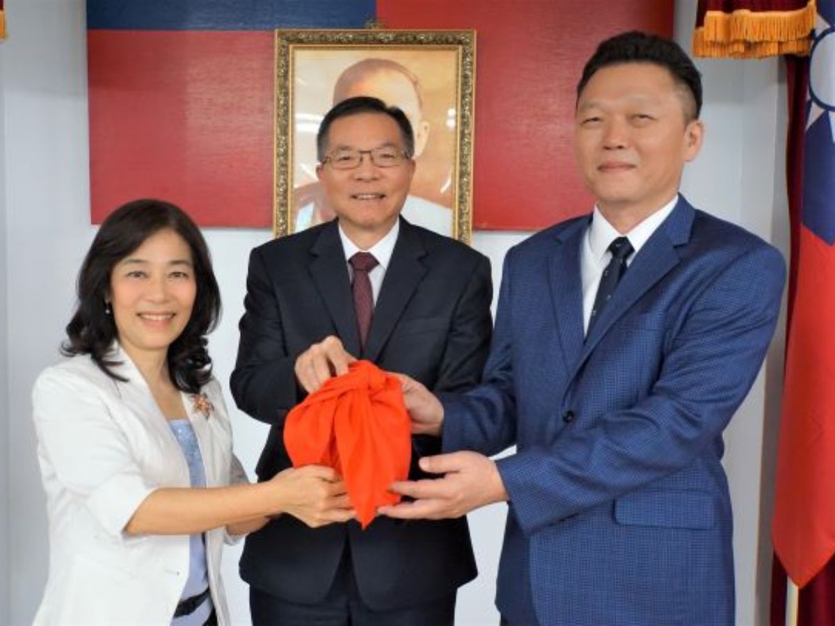 董事長(中)及新任四區處穆岳鈞處長(右)