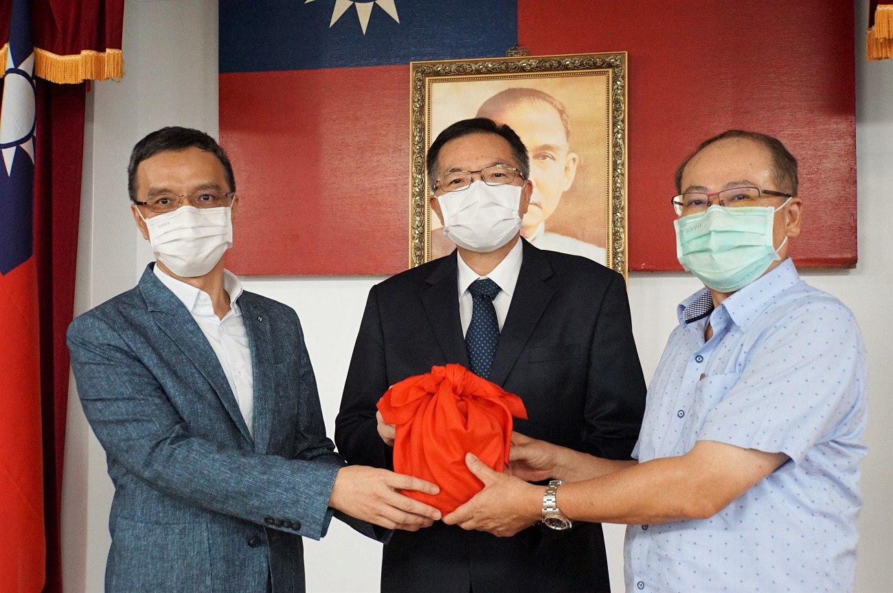 董事長(中)及新任5區處林清鑫處長(右)