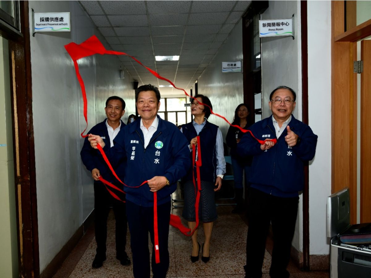 董事長與總經理主持揭牌儀式