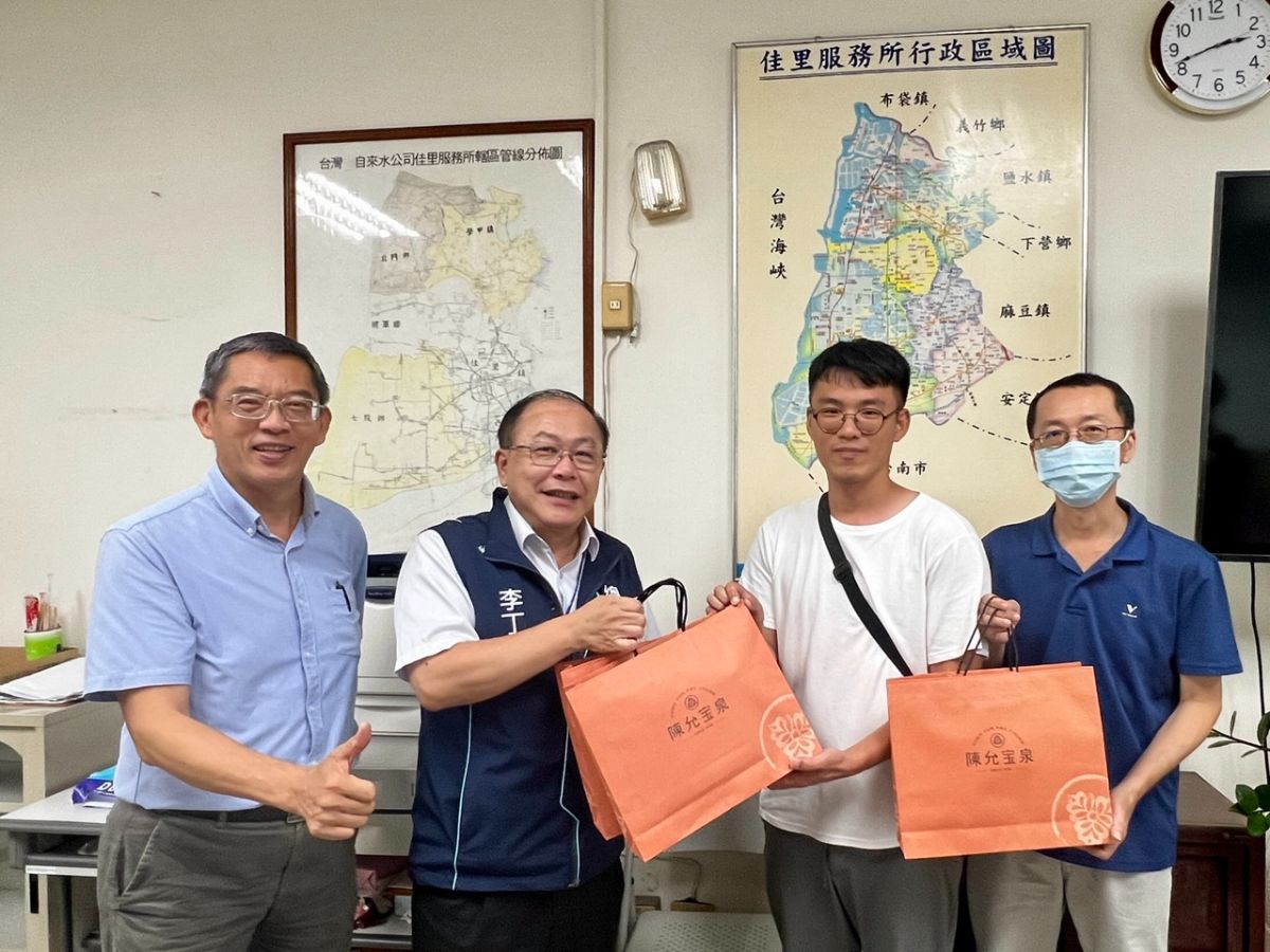 總經理致贈慰勞禮品感謝同仁於風災停班，仍出勤服務民眾用水的辛勞