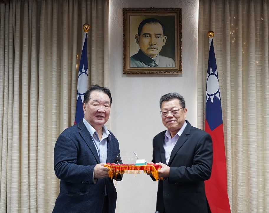 董事長頒發紀念獎牌予王士雲處長