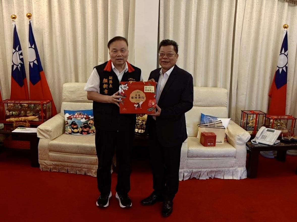 雙方交換紀念品