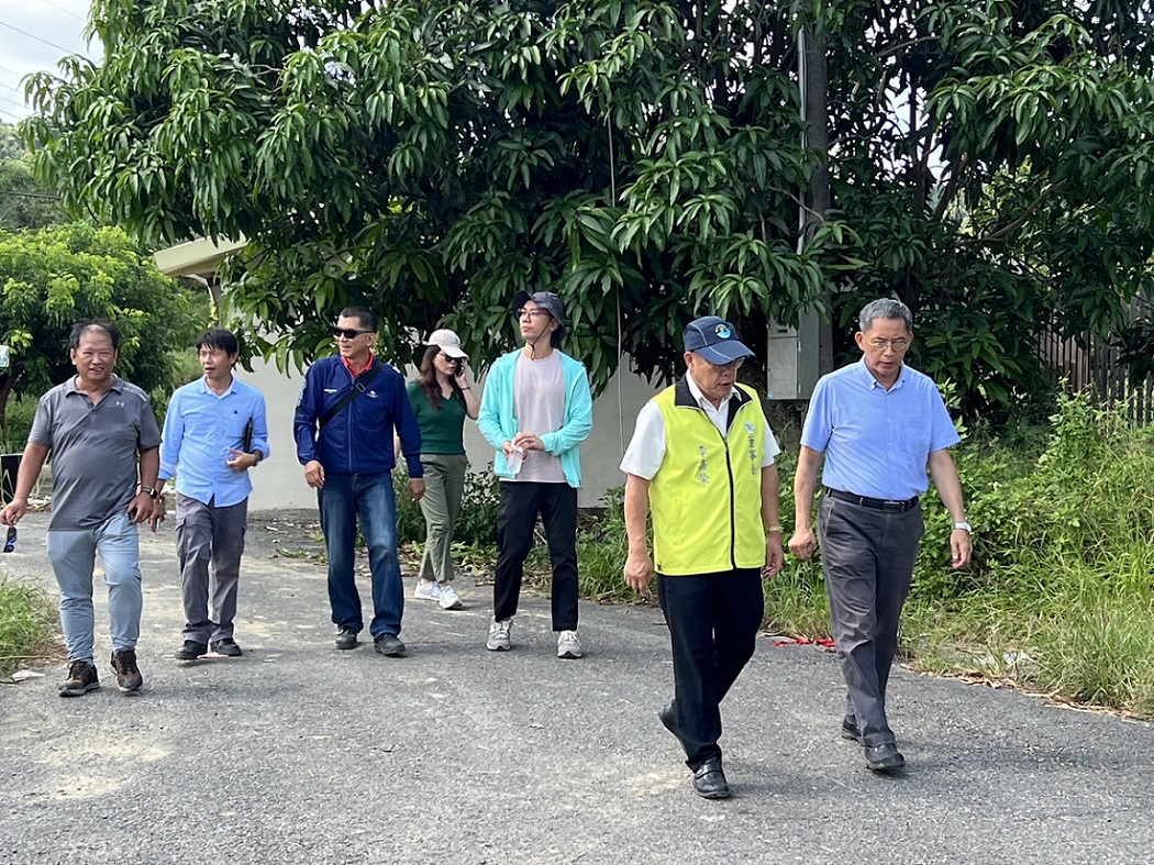 處長陪同董事長視察東山區嶺南里大埔橋臨時水管