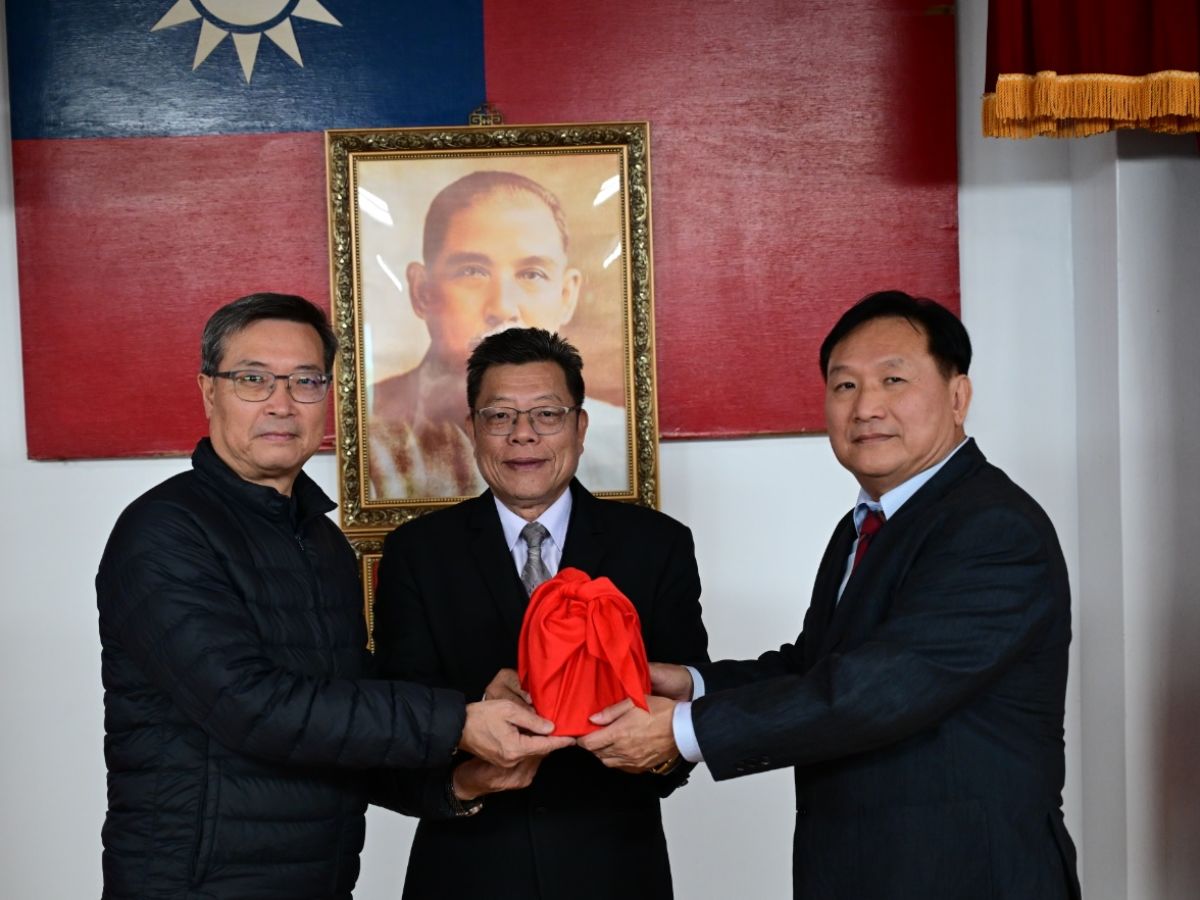 第九區處長交接印信：卸任處長李慶興(左)、新任處長葉清華(右)