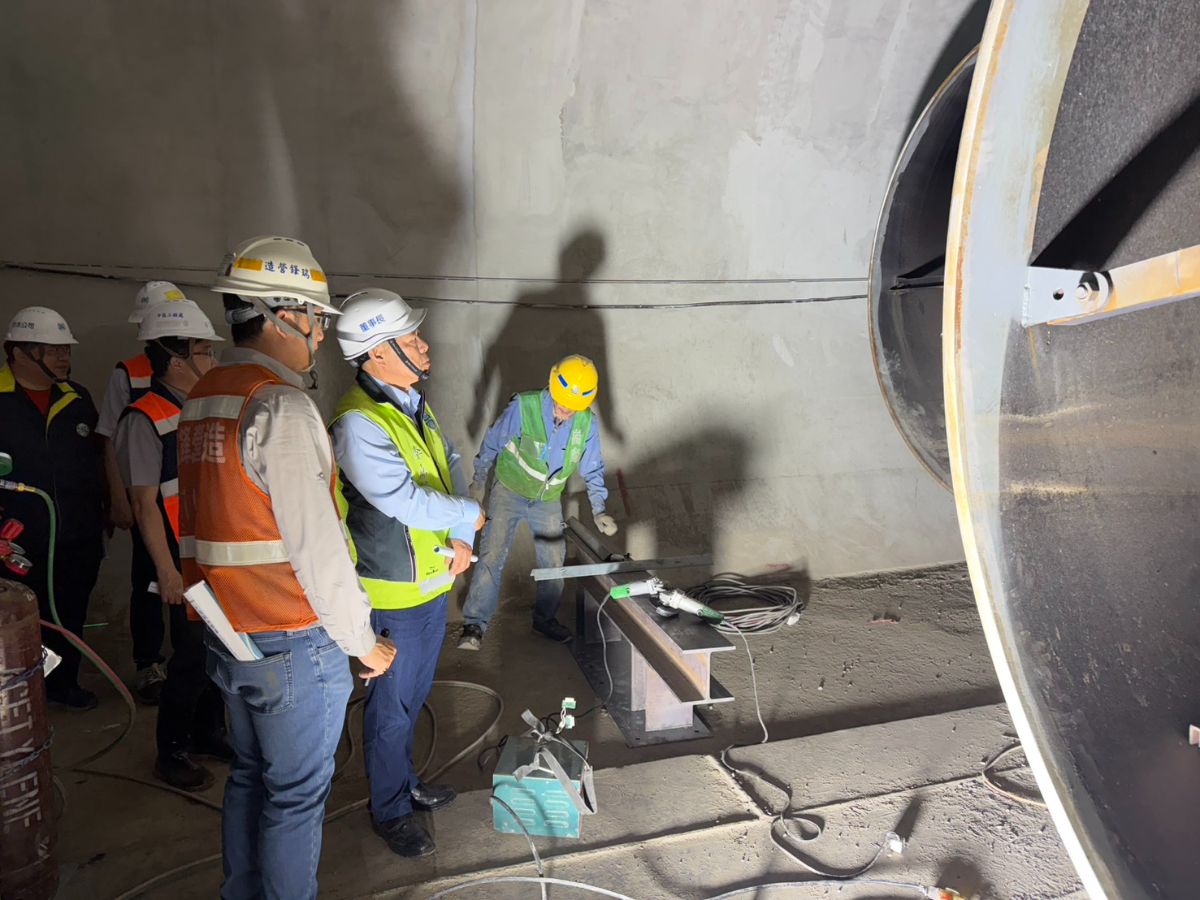 董事長視察多心圓隧道管線穿管施工情形