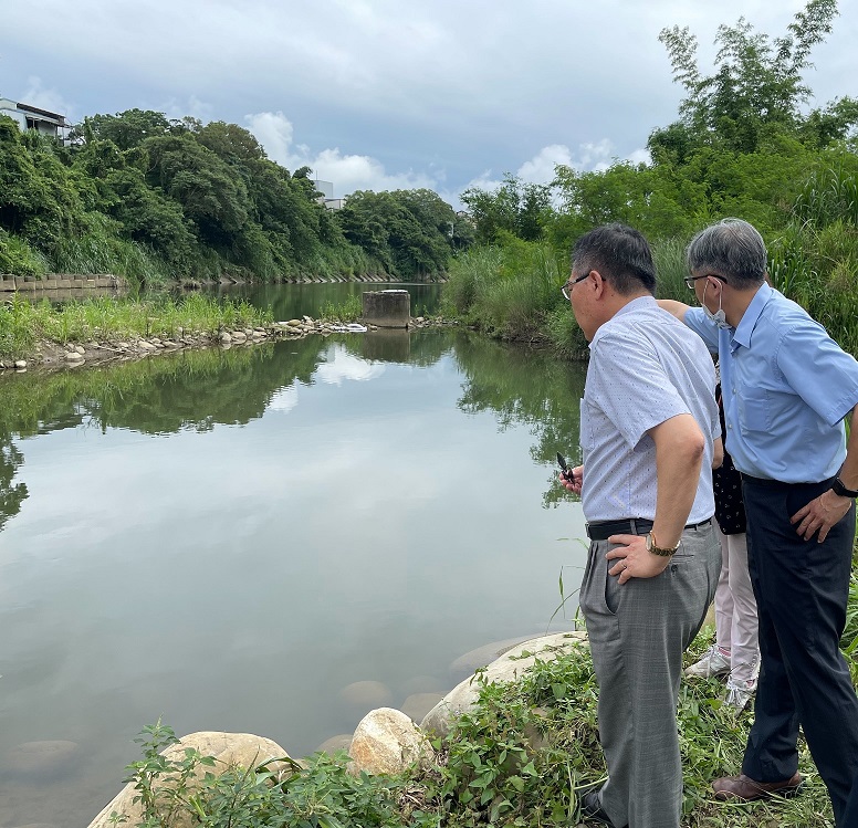 董事長聽取水質處陳處長說明原水遭受污染情形