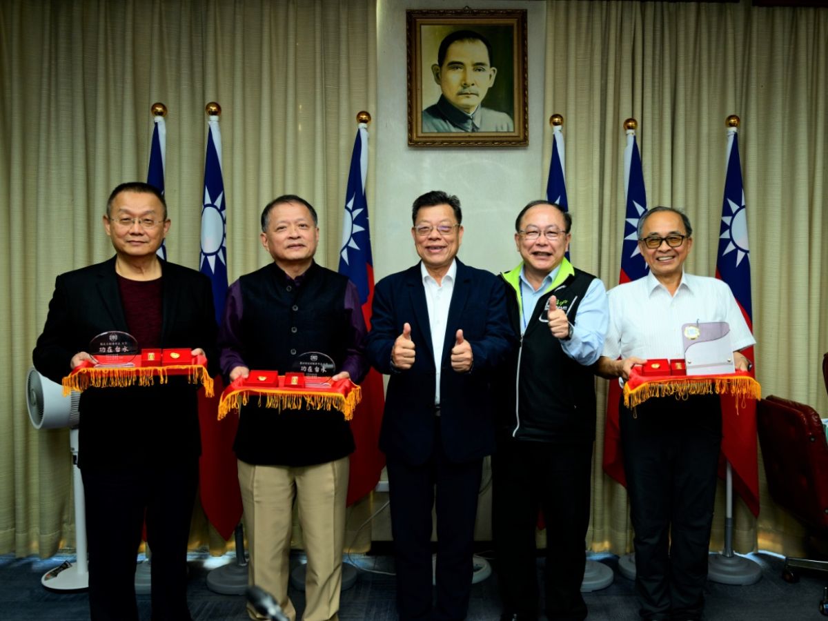 董事長與總經理頒發退休人員紀念獎章及紀念品