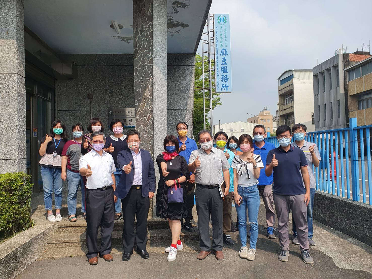 總經理與曾文家商陳藝昕校長(第一排左三)、盧烽銘處長及麻豆所員工合影