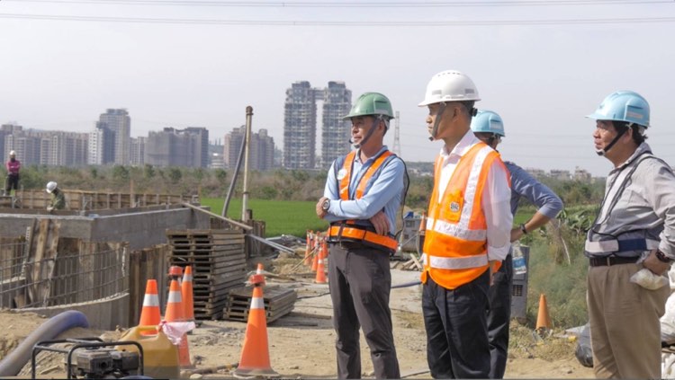 本處處長及副處長至現場關心第一階段第一、二、三、四桶快濾桶及3個清水桶試車1