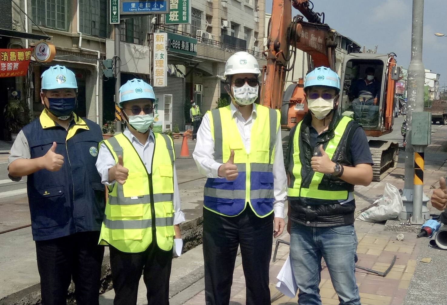 董事長(左3)視察里港鄉玉田村延管工程