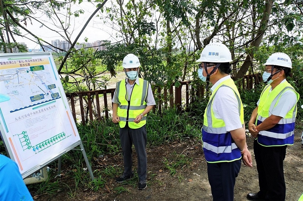 曾處長(左)向董事長(中)簡報河濱場施工進度