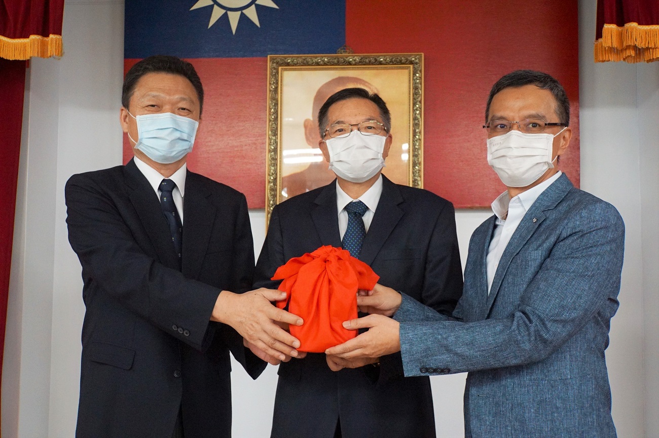 董事長(中)及新任4區處王亮中處長(右)